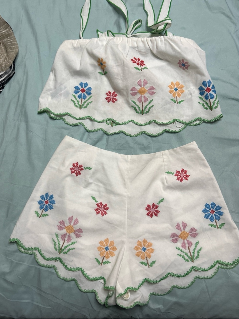 White High-Waist Embroidered Floral Shorts - Picture 3 of 3